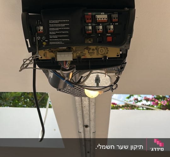 מנגנון חשמלי של שער חניה עם חוטים